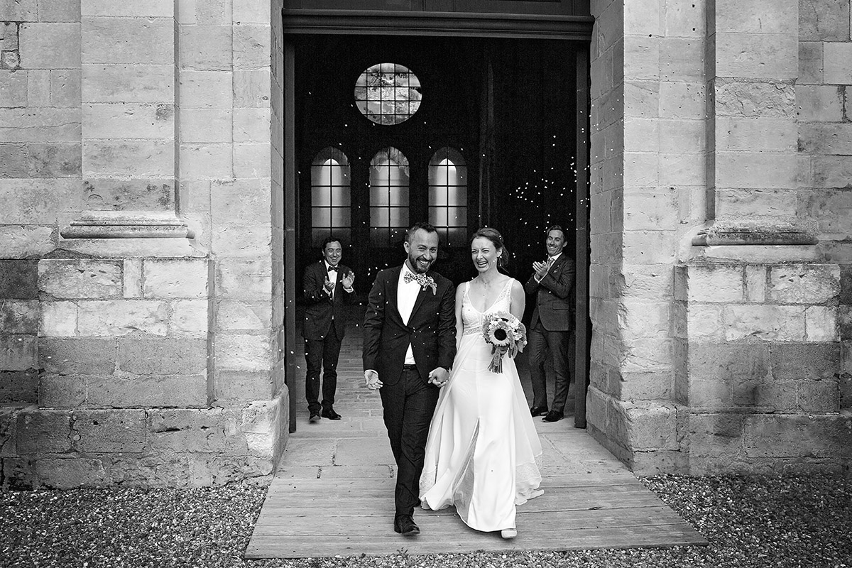 Photographe de mariage à Châteaudun : sortie de l'église par Aurélie Coquan Photographe | www.aureliecoquan.fr