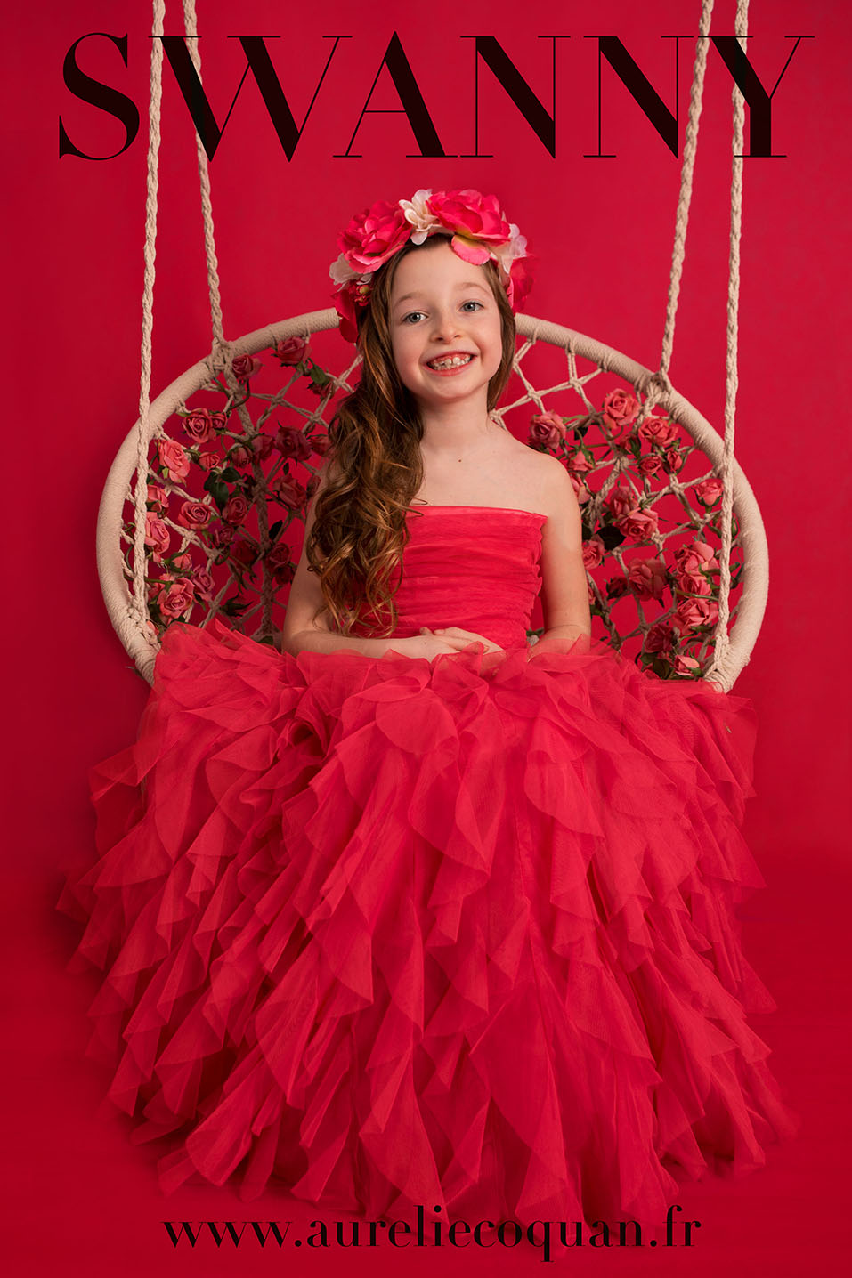 Anniversaire de princesse : en robe de princesse rouge sur une balançoire par Aurélie Coquan Photographe