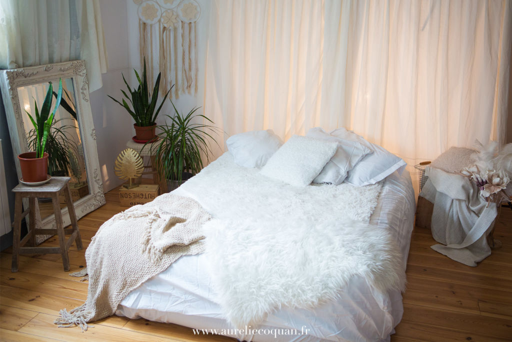 studio photo pour séance photo boudoir cocooning et sexy : chambre romantique blanche | www.aureliecoquan.fr