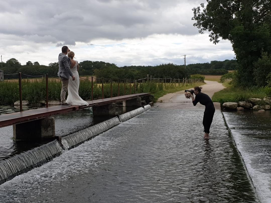 photographe-mariage-bonneval-dans-l-eau-avec-ses-maries