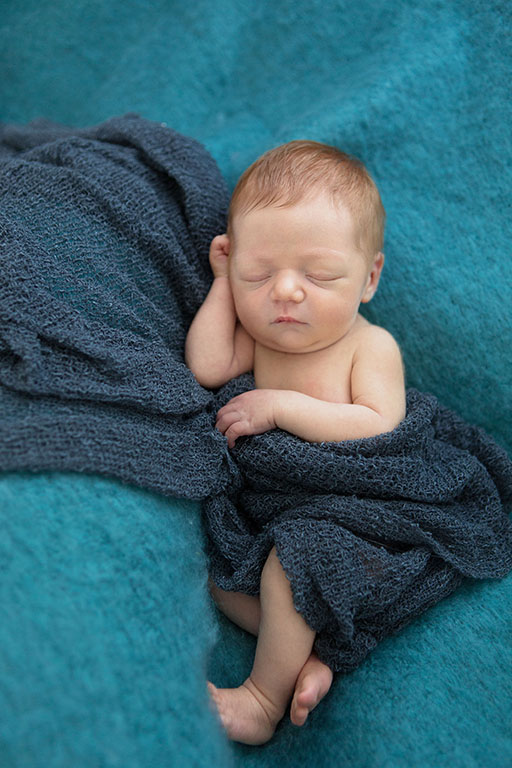 Nouveau-né endormi paisiblement, séance photo bébé à Châteaudun au studio photo Aurélie Coquan