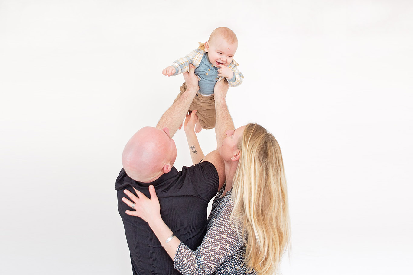 séance photo en famille avec bébé de 6 mois en studio Aurélie Coquan Photographe