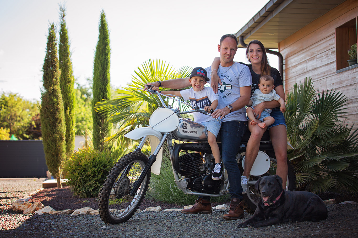 séance photo en famille à moto par Aurélie Coquan Photographe : famille de motard