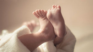 nouveau-né : les détails des pieds de bébé, par Aurélie Coquan photographe de bébé à Châteaudun