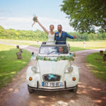 photographe de mariage à Châteaudun : phoot de mariés dans leur voiture ancienne par Aurélie Coquan photographe de mariage