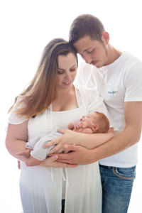 Nouveau-né et ses parents : séance photo nouveau-né au domicile des parents par Aurélie Coquan Photographe