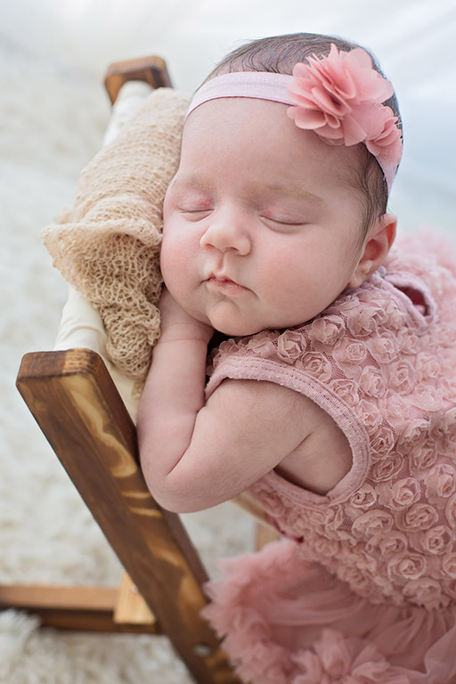 Nouveau-né endormi : séance photo bébé par Aurélie Coquan Photographe à Châteaudun