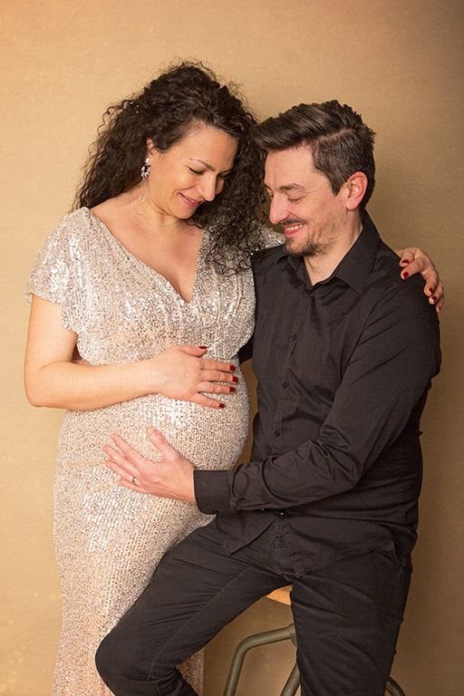 Séance photo grossesse complice en couple par Aurélie Coquan Photographe