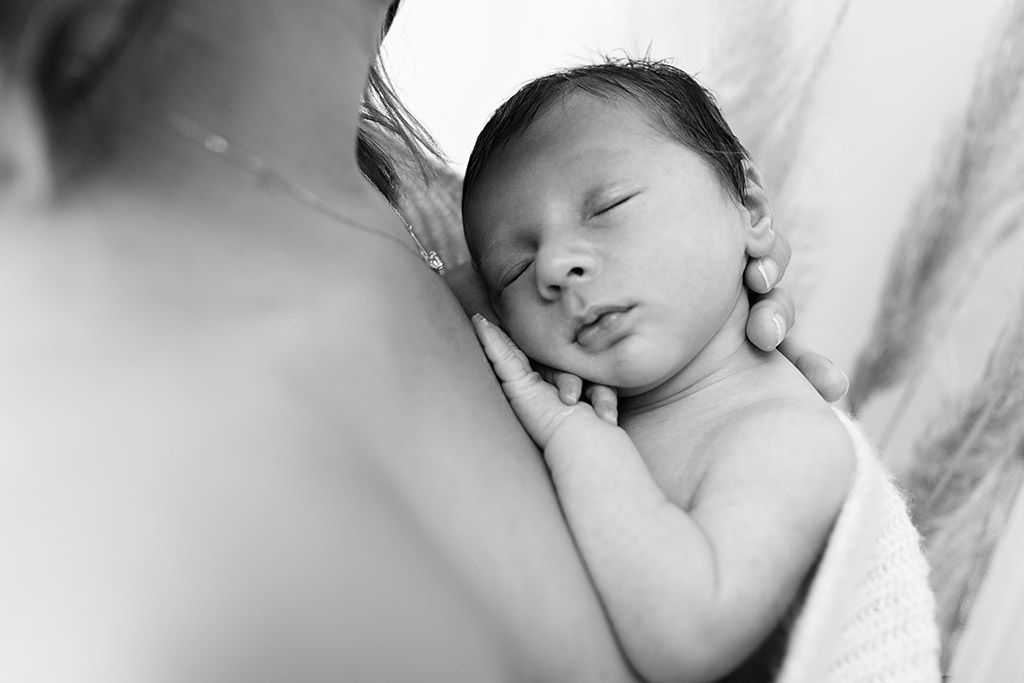 Séance photo nouveau-né : le peau à peau de maman et bébé par Aurélie Coquan Photographe | www.aureliecoquan.fr